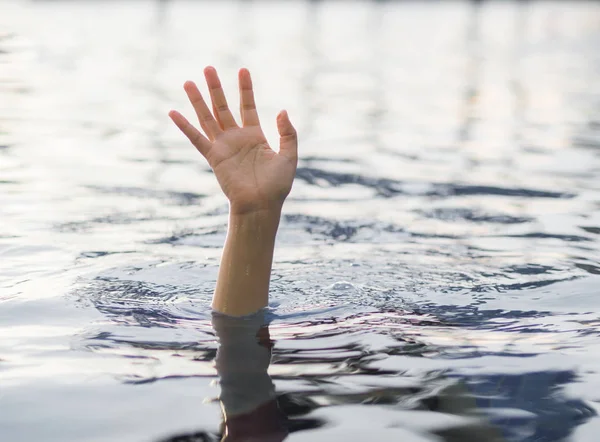 Kurban, boğulan kadın yardım eli boğulma. — Stok fotoğraf