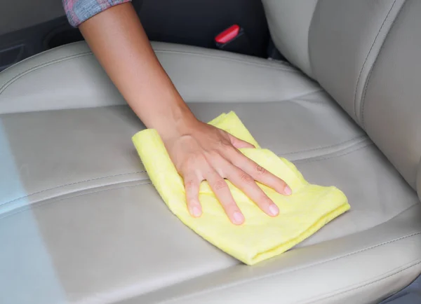 黄色のマイクロファイバーの布の車の洗浄手. — ストック写真