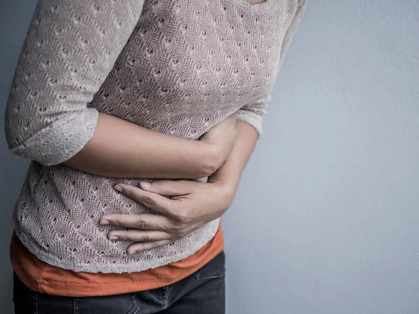 Mladá žena s bolestivé břicho. Chronická gastritida. — Stock fotografie