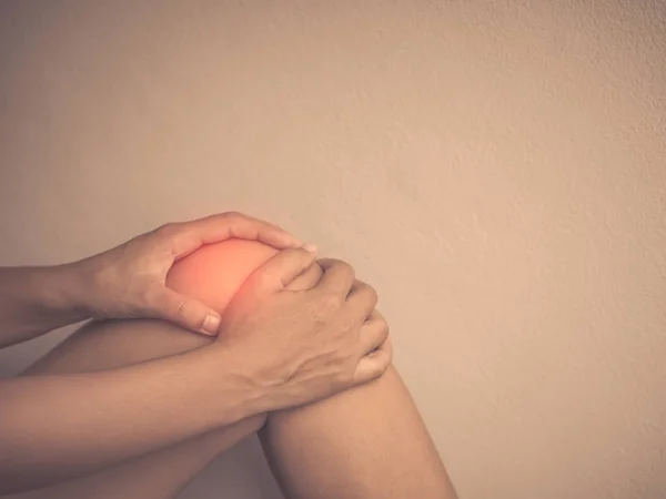 Giovane donna massaggiare il suo ginocchio doloroso — Foto Stock