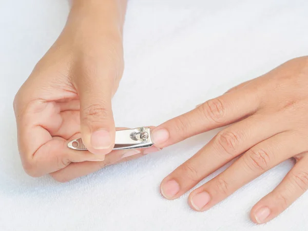 Primer plano de una mujer que corta las uñas, concepto de atención médica . — Foto de Stock