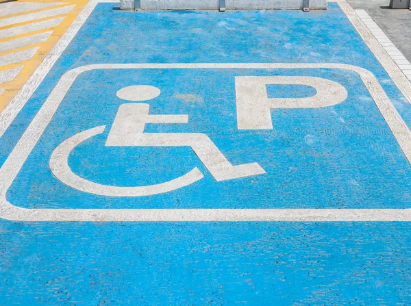 Símbolo para discapacitados en el estacionamiento . — Foto de Stock