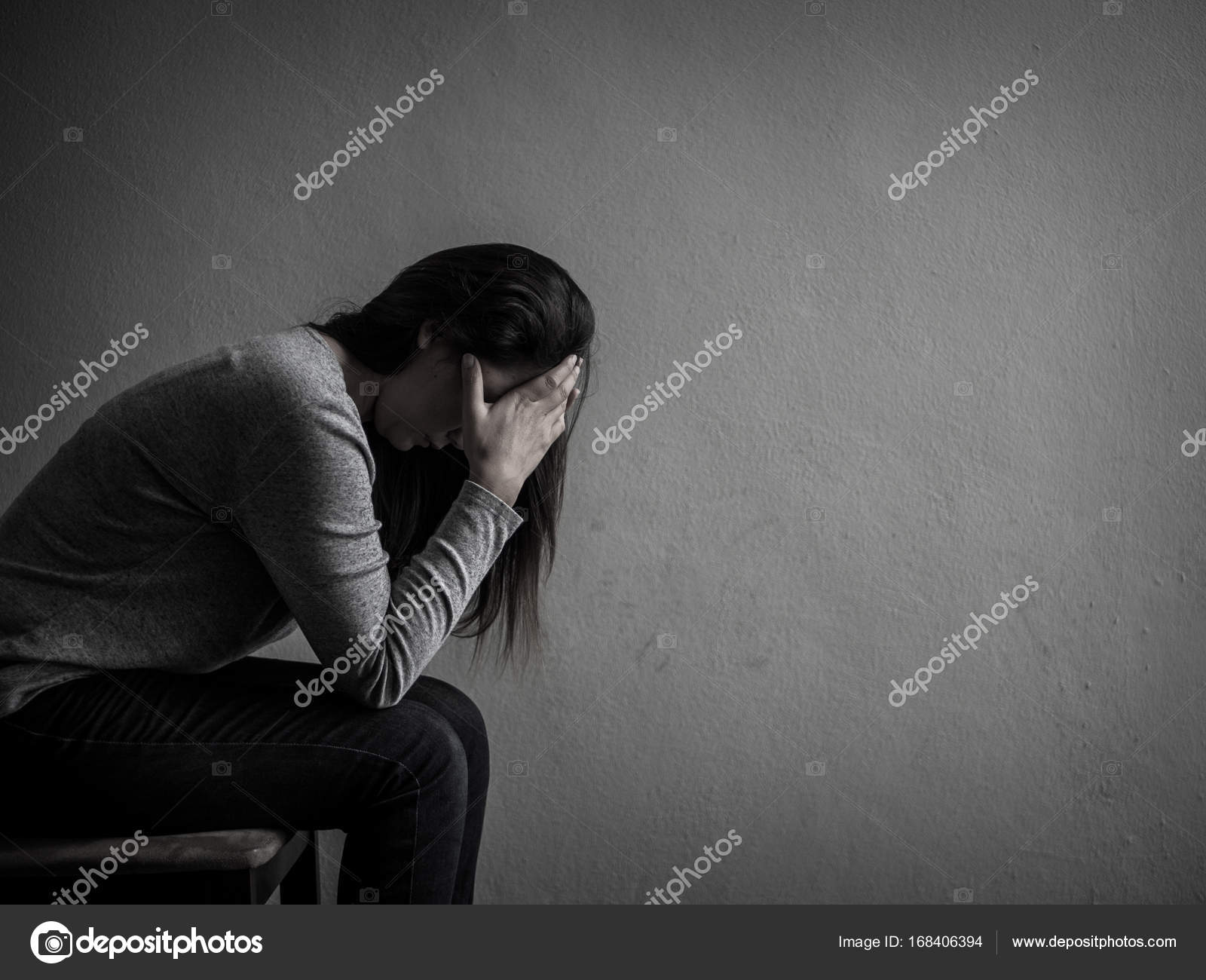 Угнетающее состояние. Подавленное состояние. Парень грустит. Угнетенное состояние. Депрессия.