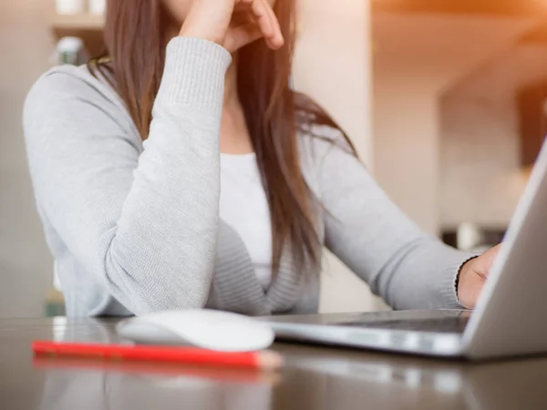 Jeune femme travaillant sur son ordinateur portable dans un café . — Photo