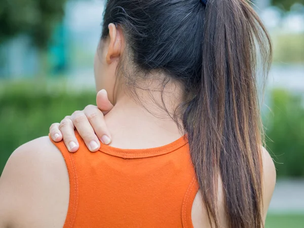 Closeup mulher esporte sentir dor em seu pescoço e ombro — Fotografia de Stock