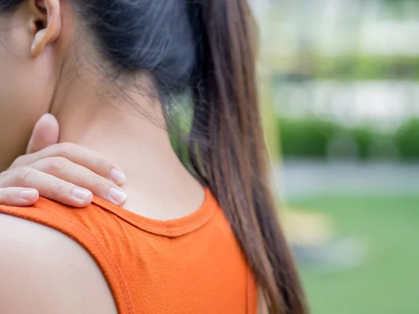 Closeup sport žena cítí bolest na krku a rameni — Stock fotografie