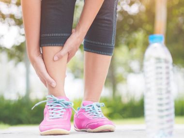 Egzersiz sırasında bir bilek yaralanma acı kadın.  