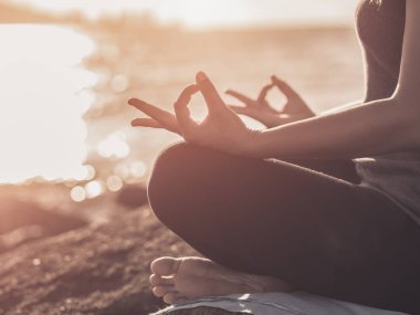 Yoga kavramı. Lotus poz pratik tatlı kadın el 