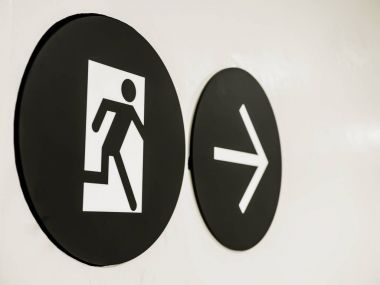 Yangın çıkışı tabelası duvarda..