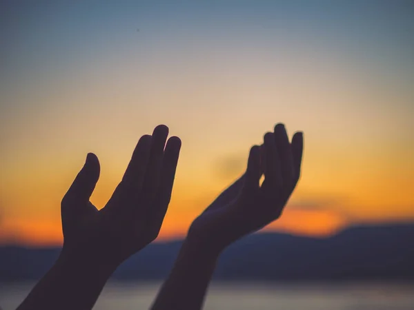 Κινηματογράφηση σε πρώτο πλάνο τα χέρια γυναίκα προσεύχεται για ευλογία από τον Θεό κατά το ηλιοβασίλεμα — Φωτογραφία Αρχείου