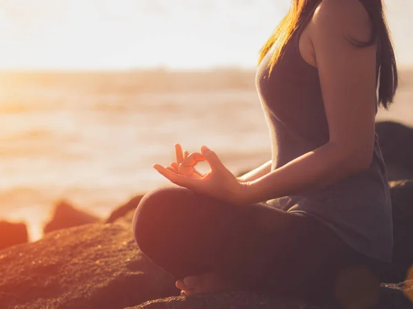 Yoga concept. Closeup vrouw hand beoefenen van lotus pose — Stockfoto