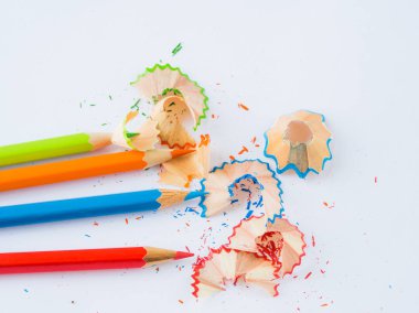 Beyaz arka plan üzerinde renkli kalem talaş ile renkli kalemler