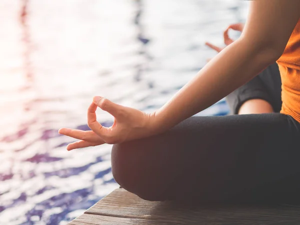 Closeup vrouw opleiding yoga en meditatie bij zwembad — Stockfoto