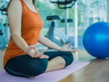 Tatlı kadın eğitim yoga ve meditasyon ile fitness ekipmanları