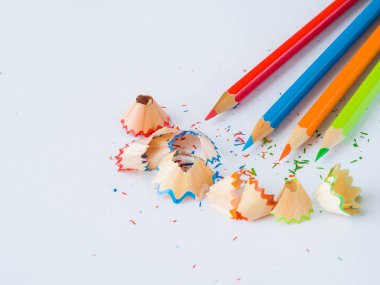 Beyaz arka plan üzerinde renkli kalem talaş ile renkli kalemler