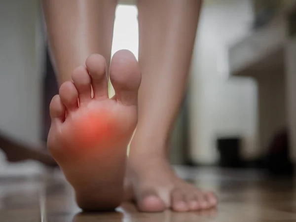Zbliżenie kobiece stopy ból, pojęcie opieki zdrowotnej. — Zdjęcie stockowe