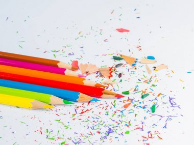 Beyaz arka plan üzerinde renkli kalem talaş ile renkli kalemler