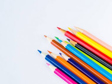 Beyaz arka plan üzerinde renkli kalem portre. 