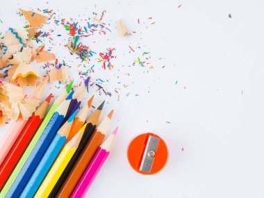 Beyaz arka plan üzerinde renkli kalem talaş ile renkli kalemler