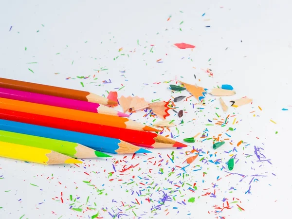 Beyaz arka plan üzerinde renkli kalem talaş ile renkli kalemler