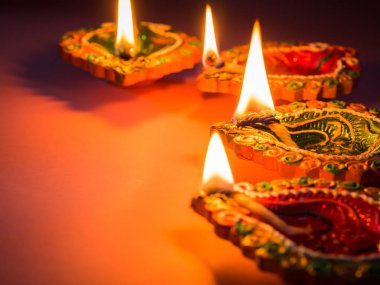 Hindu Diwali Festivali için parlak ve renkli kil diya lambalar yaktı.