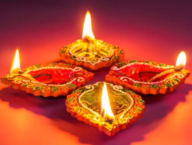 Hindu Diwali Festivali için parlak ve renkli kil diya lambalar yaktı.