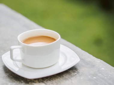 Yumuşak odak kahve Kupası bahçede.