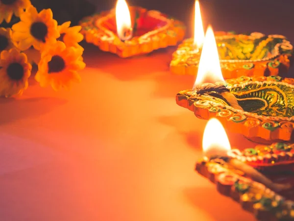 Színes és csillogó agyag tarsa lámpa világít, a Hindu Diwali fesztivál. — Stock Fotó