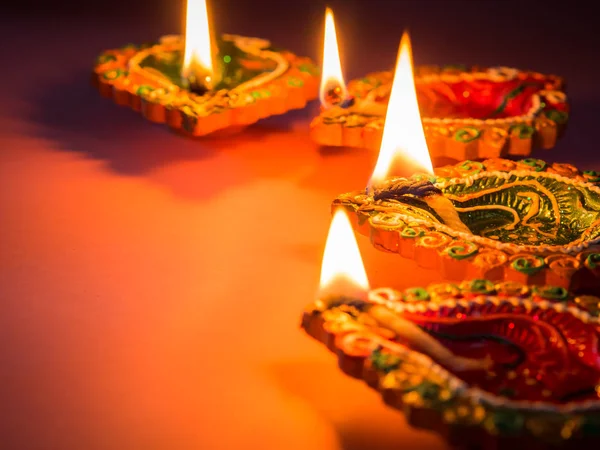 Hindu Diwali Festivali için parlak ve renkli kil diya lambalar yaktı.