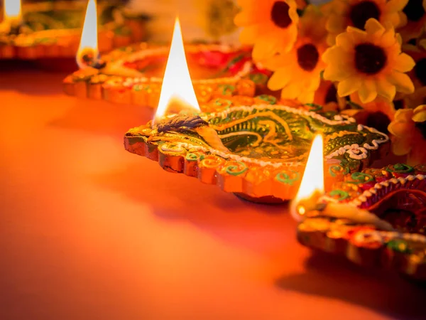 Színes és csillogó agyag tarsa lámpa világít, a Hindu Diwali fesztivál. — Stock Fotó