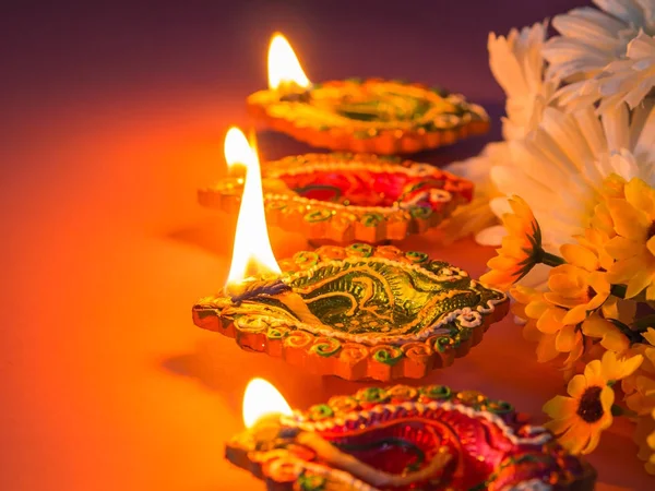 Färgstark och mousserande lera diya lampor lyser för hinduiska Diwali festival. — Stockfoto