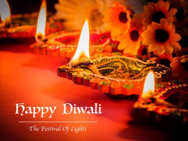 Renkli kil diya lambalar çiçeklerle Hindu Diwali için yaktı. 