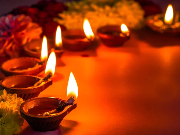 Traditionella lera diya lampor lyser med blommor för Diwali festival — Stockfoto