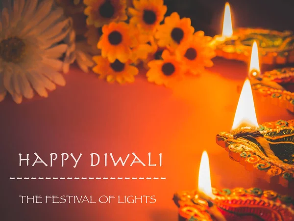 Πολύχρωμο πήλινοι λύχνοι diya lit με λουλούδια για την ινδουιστική Diwali — Φωτογραφία Αρχείου