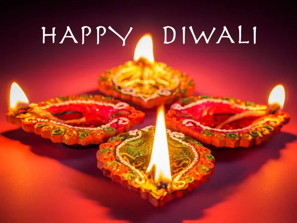 Πολύχρωμο και αφρώδη πήλινοι λύχνοι diya ανάβει το ινδουιστικό Diwali — Φωτογραφία Αρχείου