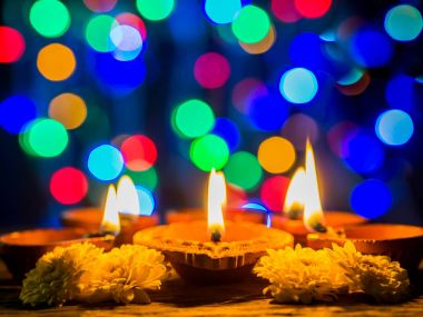 Mutlu bayramlar - Diya Lambaları yaktı ve çiçeklerle bokeh arka plan 
