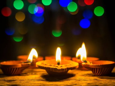 Mutlu bayramlar - Diya lambalar bokeh arka plan ile yaktı 