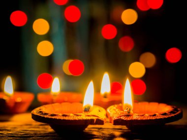 Mutlu bayramlar - bokeh arka plan ile diwal sırasında yaktı Diya lambalar
