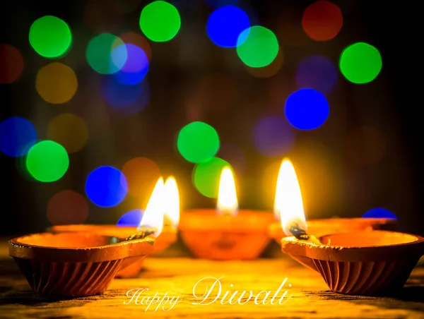 Gelukkige Diwali - Diya lampen verlicht met bokeh achtergrond — Stockfoto