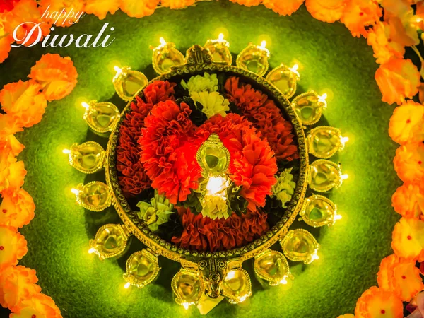 Lámparas tradicionales de diya de arcilla encendidas con flores para el festival Diwali —  Fotos de Stock