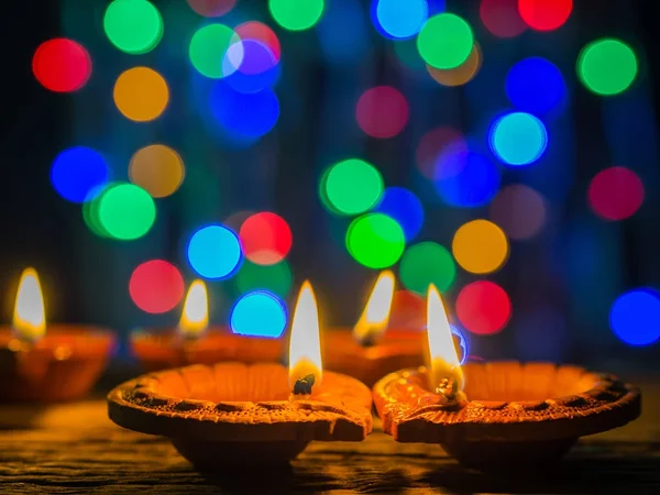 Mutlu bayramlar - bokeh arka plan ile diwal sırasında yaktı Diya lambalar