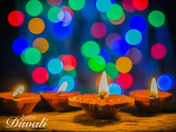 Happy Diwali - Lampade Diya accese con sfondo bokeh durante la diwal — Foto Stock