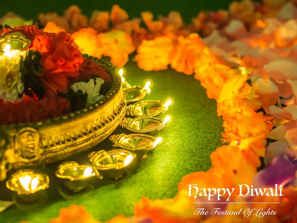Lâmpadas tradicionais de diya de barro iluminadas com flores para o festival Diwali — Fotografia de Stock