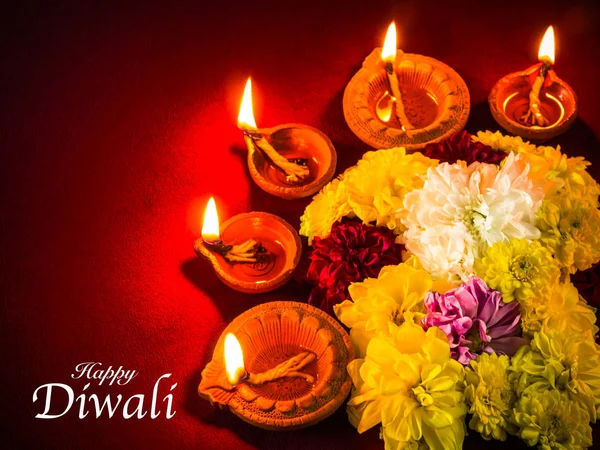 Tradycyjne gliny diya żarówkami świecącymi z kwiatami dla Diwali święto — Zdjęcie stockowe