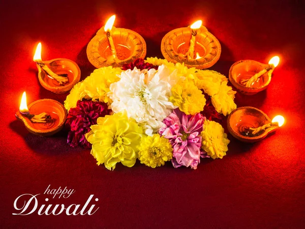 Lâmpadas tradicionais de diya de barro iluminadas com flores para o festival Diwali — Fotografia de Stock