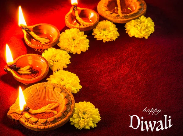 Traditionelle Ton-Diya-Lampen mit Blumen zum Diwali-Fest beleuchtet — Stockfoto