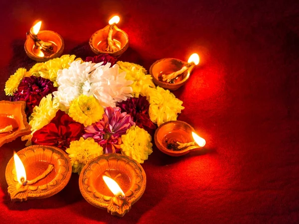 Traditionella lera diya lampor lyser med blommor för Diwali festival — Stockfoto