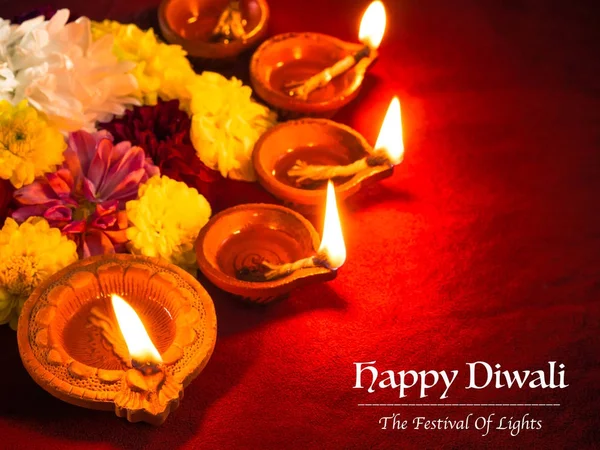 Lámparas tradicionales de diya de arcilla encendidas con flores para el festival Diwali — Foto de Stock