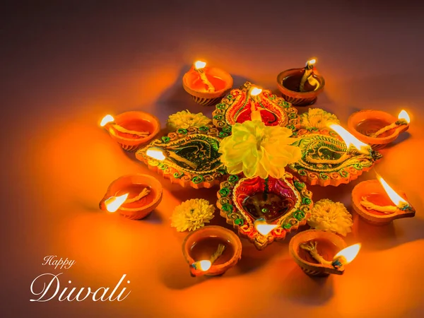 Coloridas lámparas diya tradicionales de arcilla con flores amarillas , —  Fotos de Stock