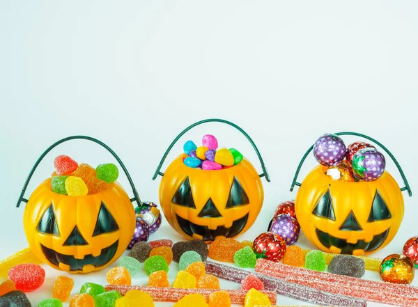 Trick ou traiter seau halloween rempli de bonbons colorés sur fond blanc — Photo